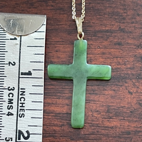 High quality hand carved nephrite jade cross gold tone pendant & chain - Picture 11 of 12